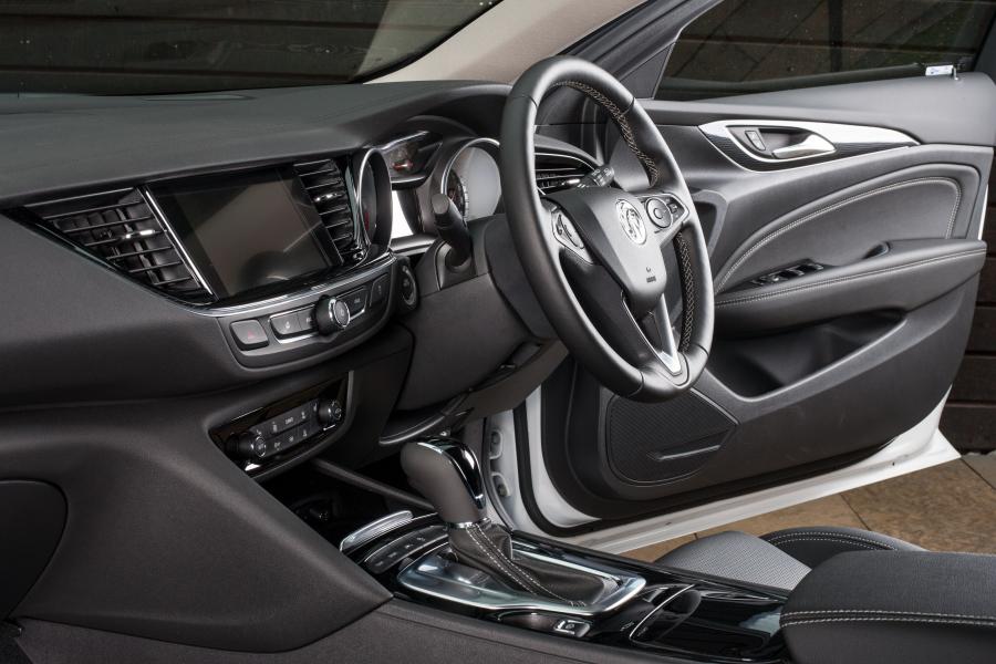 Интерьер Vauxhall Insignia Country Tourer Turbo D 4x4 2017 года  (фото 16 из 21)